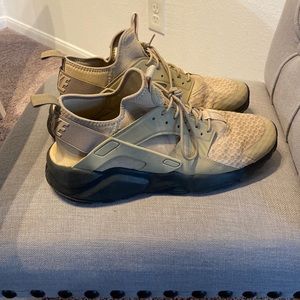 Nike Huarache Beige Size 11